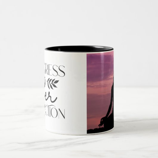 Boho Progress Over Perfektion Yoga Zweifarbige Tasse (Mittel)