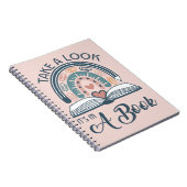 Boho Rainbow Reading Es ist in einem Buch (Rechte Seite)