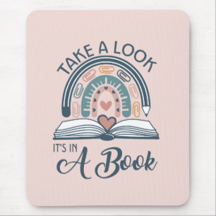 Boho Rainbow Reading Es ist in einem Buch Mousepad