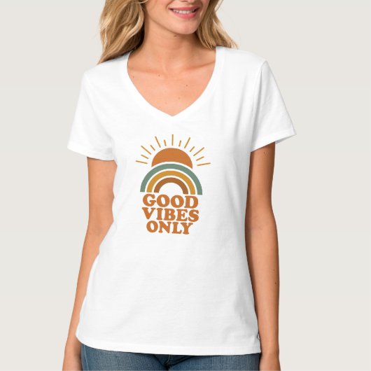 Boho Rainbow Sun "Good Vibes Only" Zitat Design T-Shirt (Vorderseite)