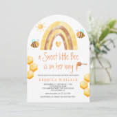 Boho Rainbow Sweet Little Bee Arch Baby Shower Einladung (Stehend Vorderseite)