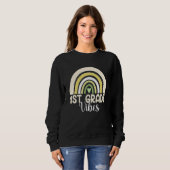 Boho Regenbogen Erste Klasse Vibes 1. Lehrer Rücks Sweatshirt (Vorne ganz)