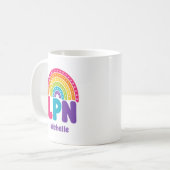 Boho-Regenbogen-Monogramm LPN Kaffeetasse (Vorderseite Links)