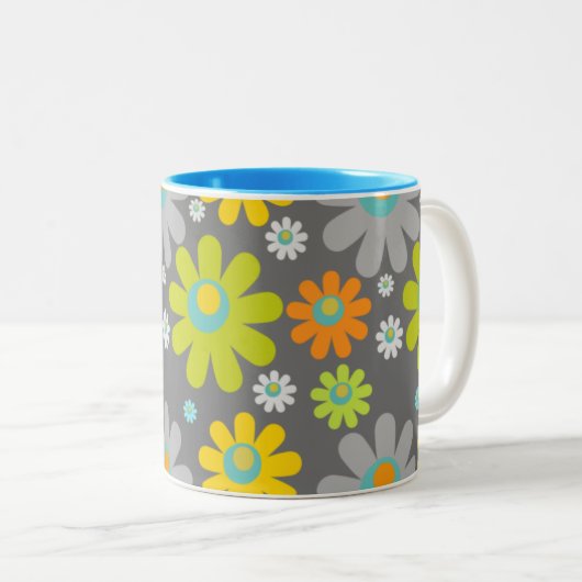 Boho Retro Daisies on Gray Zweifarbige Tasse (VorderseiteRechts)