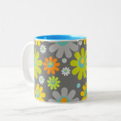 Boho Retro Daisies on Gray Zweifarbige Tasse (Vorderseite Links)