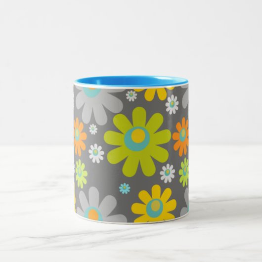 Boho Retro Daisies on Gray Zweifarbige Tasse (Mittel)