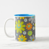 Boho Retro Daisies on Gray Zweifarbige Tasse (Links)