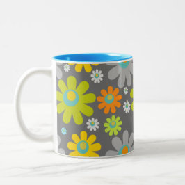 Boho Retro Daisies on Gray Zweifarbige Tasse