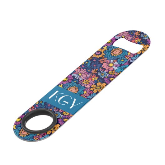 Boho Retro Floral Blume 70er Monogramm Speed Flaschenöffner (Vorderseite Schrägansicht)