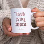 Boho Retro Text | Liebe Mama Rosa Kaffeetasse<br><div class="desc">Diese schicke und stilvolle Tasse sagt "Liebe,  du Mama" in trendiger Boho und Retro-Typografie,  in Gradientenschattierungen von rosa und dunklere Rose. Das perfekte Geschenk für den Muttertag oder zu jeder Zeit!</div>