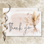 Boho Rustic Pampas & Dried Grass Bouquet Wedding Dankeskarte<br><div class="desc">Begleiten Sie uns bei der Feier einer Liebe, die wie ein zeitloses Bouquet blühe. Unsere Dankeschön-Karte zeigt eine bezaubernde Aquarellanordnung von getrockneten Pampen und rustikalen Gräsern in sanften Bräunungen, Beige und weichem Braun, elegant verbunden mit einem staubigen rosa Bogen. Set gegen eine delikate Aquarellwäsche aus demselben staubigen Rosa, dieses Design...</div>