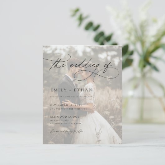 Boho Rustic Script Foto Budget Hochzeit Einladung (Stehend Vorderseite)
