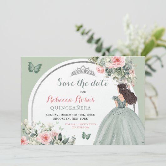 Boho Sage Green Floral Quinceañera Save the Date Einladung (Stehend Vorderseite)