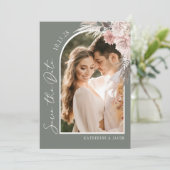 Boho Sage Green Foto Wedding Save The Date (Stehend Vorderseite)