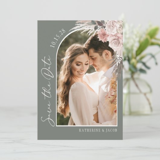 Boho Sage Green Foto Wedding Save The Date (Stehend Vorderseite)