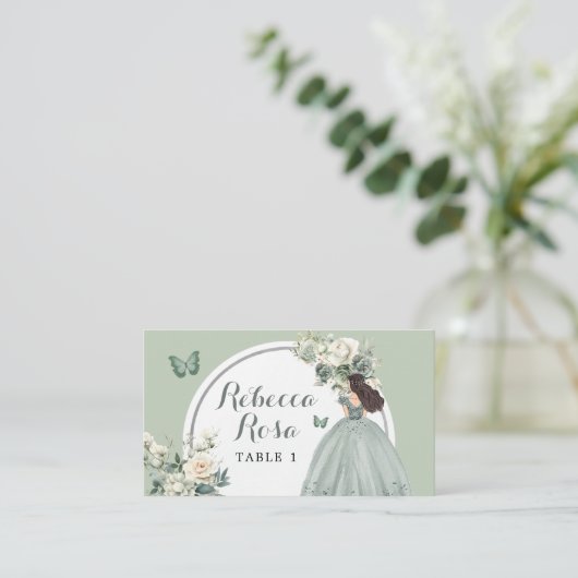 Boho Sage Green Princess Quinceañera Floral Platzkarte (Stehend Vorderseite)