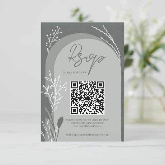 Boho sage grün floral Qr Skript Bogen Hochzeit RSVP Karte (Stehend Vorderseite)
