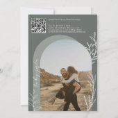 Boho sage grünes Foto Namen Drehbuch Bogen Hochzei Einladung (Rückseite)