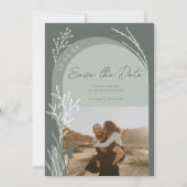 Boho sage grünes Foto Namen Drehbuch Bogen Hochzei Save The Date (Vorderseite)