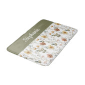 Boho-Sagegrün-Aquarell-Wildblumen-Monogramm Badematte (Schrägansicht)