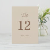 Boho-Sand-Minimalist-Script-Hochzeitstisch-Nummer Einladung (Stehend Vorderseite)