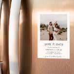 Boho Save the Date, Foto Save the Date Minimalisti Magneteinladung<br><div class="desc">Passen Sie Ihre Hochzeitsankündigung mit unserem minimalistisch Save the Date Foto Magneten an. Dieses elegante, personalisierte Design zeigt die Verlobung. Ideal für Paare, die einen einzigartigen Ausflug in ihren besonderen Tag suchen. Erstellen Sie einfach ein unvergessliches rett-the-date, das Ihren Stil widerspiegelt. Anpassen von Text- und Hintergrundfarben. Benutzen Sie unser einfaches...</div>