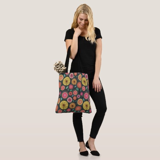 Boho Scandi Folk Blume Muster Tasche (Am Model)