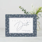 Boho Schieferblaues Blatt Monogramm Save The Date (Stehend Vorderseite)