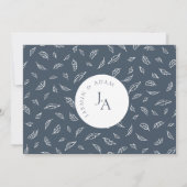 Boho Schieferblaues Blatt Monogramm Save The Date (Rückseite)