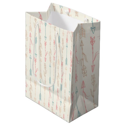 Boho Stamm Pastel Arrow Gender Neutral Mittlere Geschenktüte (Vorderseite Schrägansicht)