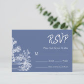 Boho-Staubblau-Botanik-Kranz-Hochzeit RSVP Karte (Stehend Vorderseite)