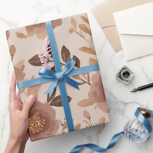 Boho Staubige Rosenblume Beige Blumenmuster Geschenkpapier (Schenken)