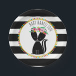 Boho Stinktier-Cardstock inspirierte Pappteller<br><div class="desc">Der Babyduschen-Papier-Teller,  der eine Illustration eines Babystinktieres trägt eine Blumenkrone innerhalb eines Kreises mit Pompom kennzeichnet,  inspirierte Entwurf.  Hintergrund ist Schwarzweiss-Streifen. Personifizieren Sie den Namen.</div>