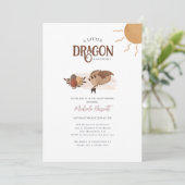 Boho Storybook Dragon ist auf dem Weg Baby Shower Einladung (Stehend Vorderseite)