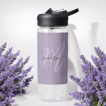 Boho Stylish Script Monogram und Name in Lila Trinkflasche<br><div class="desc">So stilvoll und feminin diese maßgeschneiderte Wasserflasche hat boho schicke Schrift mit Ihrem Monogramm Initial in großen modernen Schriftart in Lavendel mit Ihrem Namen in einem schwarzen handgeschriebenen Schriftart auf einem lila Hintergrund. Das Aussehen ist modern und attraktiv und alles rund um Sie! Personalisieren Sie mit Ihrem Namen und Initial....</div>