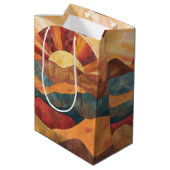Boho Sunset Over Mountains - Retro Erthy Landschaf Mittlere Geschenktüte (Rückseite Schrägansicht)