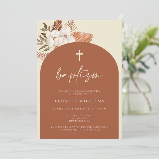 Boho Terra Cotta und Pampas Grass Taufe Einladung (Stehend Vorderseite)