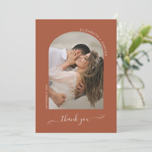 Boho Terracotta Arch Frame Script Wedding Foto Dankeskarte (Stehend Vorderseite)