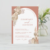 Boho Terracotta Arch Pampas Grass Wedding Einladung (Stehend Vorderseite)