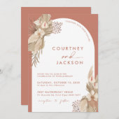 Boho Terracotta Arch Pampas Grass Wedding Einladung (Vorne/Hinten)