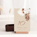 Boho Terracotta Beige Pampas Grass Floral Wedding Tischnummer<br><div class="desc">Die Boho Terracotta Brown Pampas Grass Floral Wedding Tischnummer, eine faszinierende Mischung aus böhmischem Charme und rustikaler Eleganz. Die skurrile Anziehungskraft von Pampasgras und zarten, weißen Orchideen, Set vor einem Hintergrund von weiß und terracotta braun, für eine botanisch-inspirierte Feier, die das Wesen der boho Romantik. Diese Tischnummer ist mit botanischen...</div>