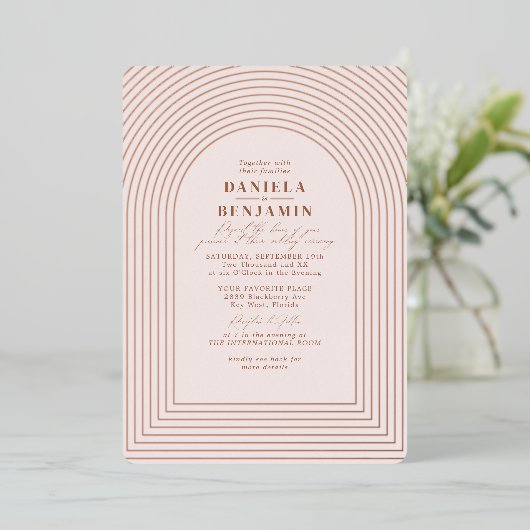 Boho Terracotta Blush Wedding Arch & UAWG QR Code Folieneinladung (Stehend vorne)