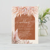 BOHO Terracotta Coral Pampas Grass Wedding Einladung (Stehend Vorderseite)