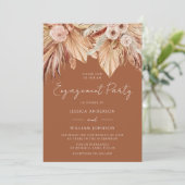 Boho Terracotta Dried Floral Engagement Party Einladung (Stehend Vorderseite)