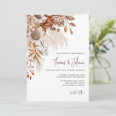 Boho Terracotta Floral Pampas Grass Wedding Einladung (Stehend Vorderseite)