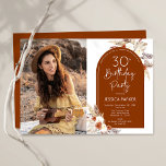 Boho Terracotta Foto 30. Geburtstag Einladung<br><div class="desc">Foto 30. Geburtstag Party Einladung in Terrakotta verbrannt orange und weiß. Schönes modernes minimalistisches Design mit handgemalten botanischen Akzenten und Ihrem Foto. Features Pampas Gras, Blätter, Rose und Typografie Skript-Schriftart. Trendy böhmisches Wüstenthema perfekt für Herbst, Winter, Frühling oder Sommer. Sie können gedruckte Einladungen auswählen und/oder eine digitale Vorlage zum sofortigen...</div>