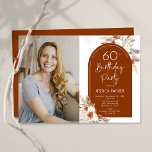 Boho Terracotta Foto 60. Geburtstag Einladung<br><div class="desc">Foto 60. Geburtstagsfeier Einladung in Terrakotta verbrannt orange und weiß. Schönes modernes minimalistisches Design mit handgemalten botanischen Akzenten und Ihrem Foto. Features Pampas Gras, Blätter, Rose und Typografie Skript-Schriftart. Trendy böhmisches Wüstenthema perfekt für Herbst, Winter, Frühling oder Sommer. Sie können gedruckte Einladungen auswählen und/oder eine digitale Vorlage zum sofortigen Download...</div>