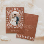 Boho Terracotta Foto Danke, Karte<br><div class="desc">Teilen Sie Ihre Dankbarkeit mit dieser Bohemischen Terracotta Foto Dankeschön Card,  die in warmen Erdtönen und einem personalisierten Foto gestaltet ist. Ideal für Hochzeiten,  Brautpartys oder jeden besondere Anlass! Ideal für eine inspirierte Hochzeit. Matching Artikel in unserem Shop Cava Party Designs.</div>
