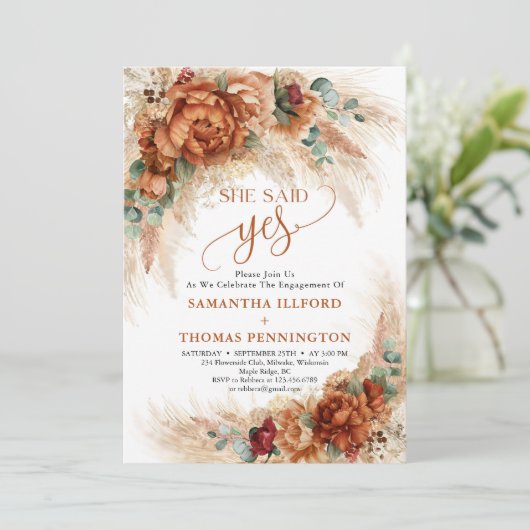 Boho terracotta Kupfer Blume Pampe sagte sie ja Einladung (Stehend Vorderseite)