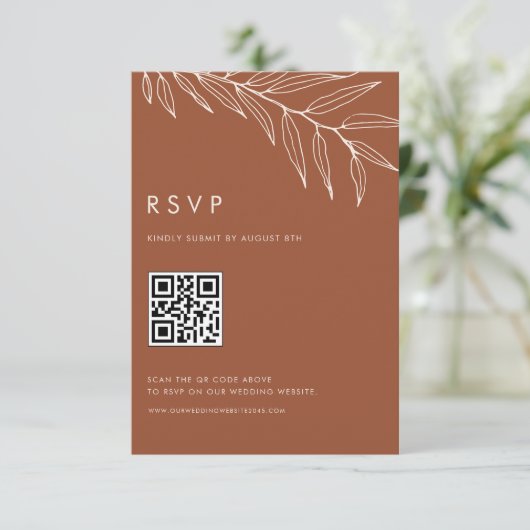 Boho Terracotta Minimalistisch Foliage Wedding QR RSVP Karte (Stehend Vorderseite)
